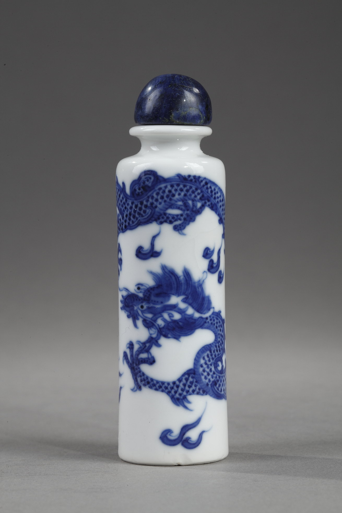 Snuff bottle porcelain soft paste decorated in underglaze blue with a dragon - Probably imperial kilns -